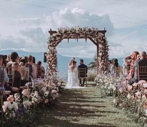 Boda al aire libre con decoración en arco | Wink Eventos