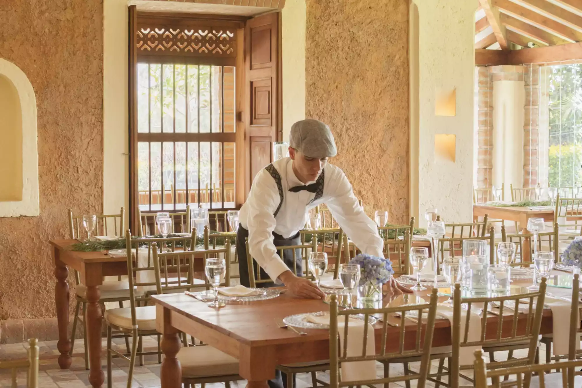 Camarero preparando la mesa | Wink Eventos