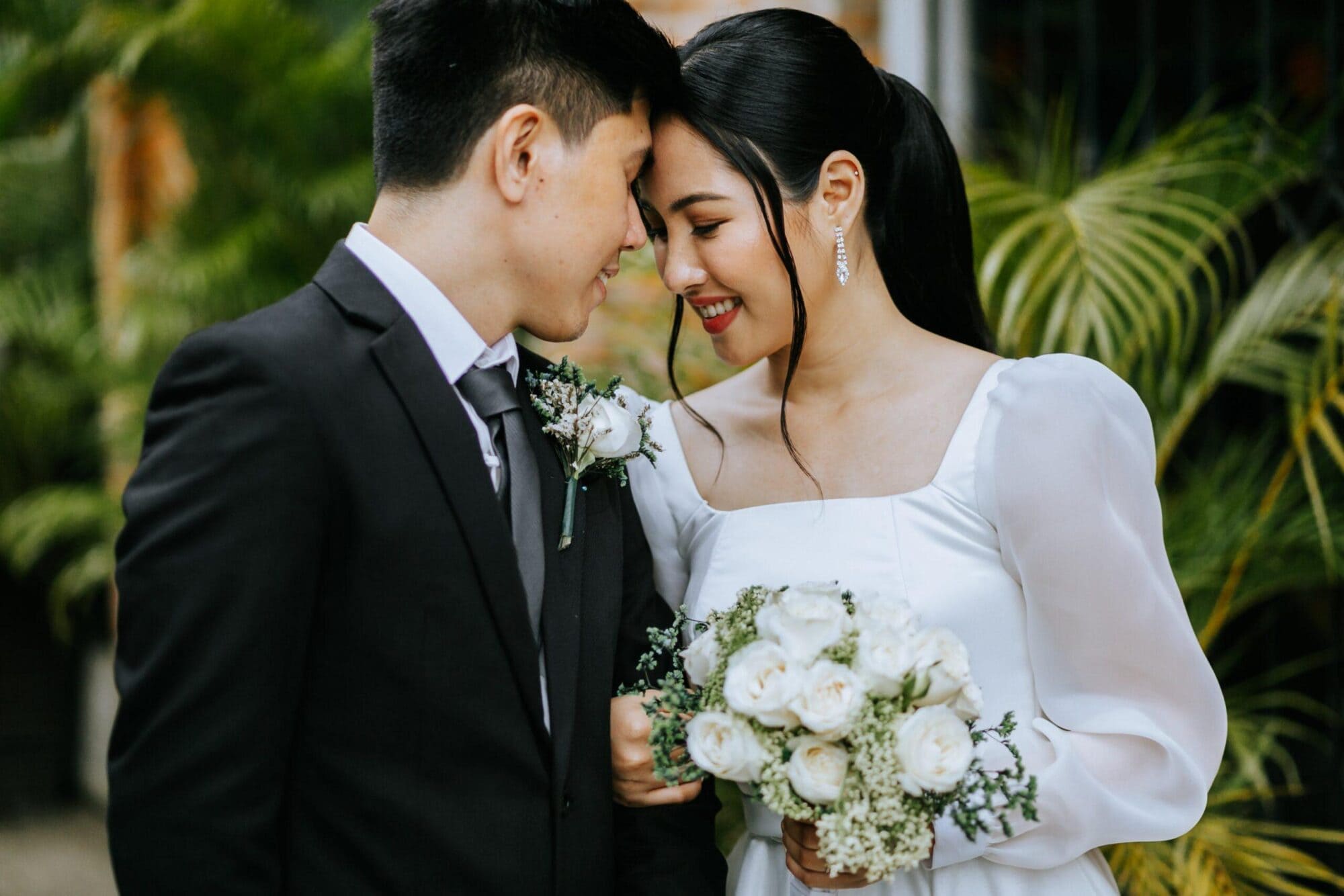 Pareja de novios con yugo de novia | Wink Eventos