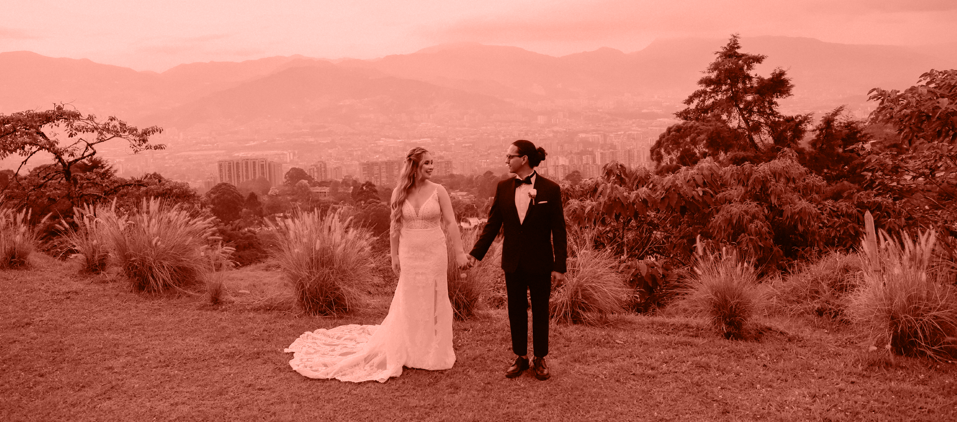 Novios con panoramica de Medellín | Wink Eventos