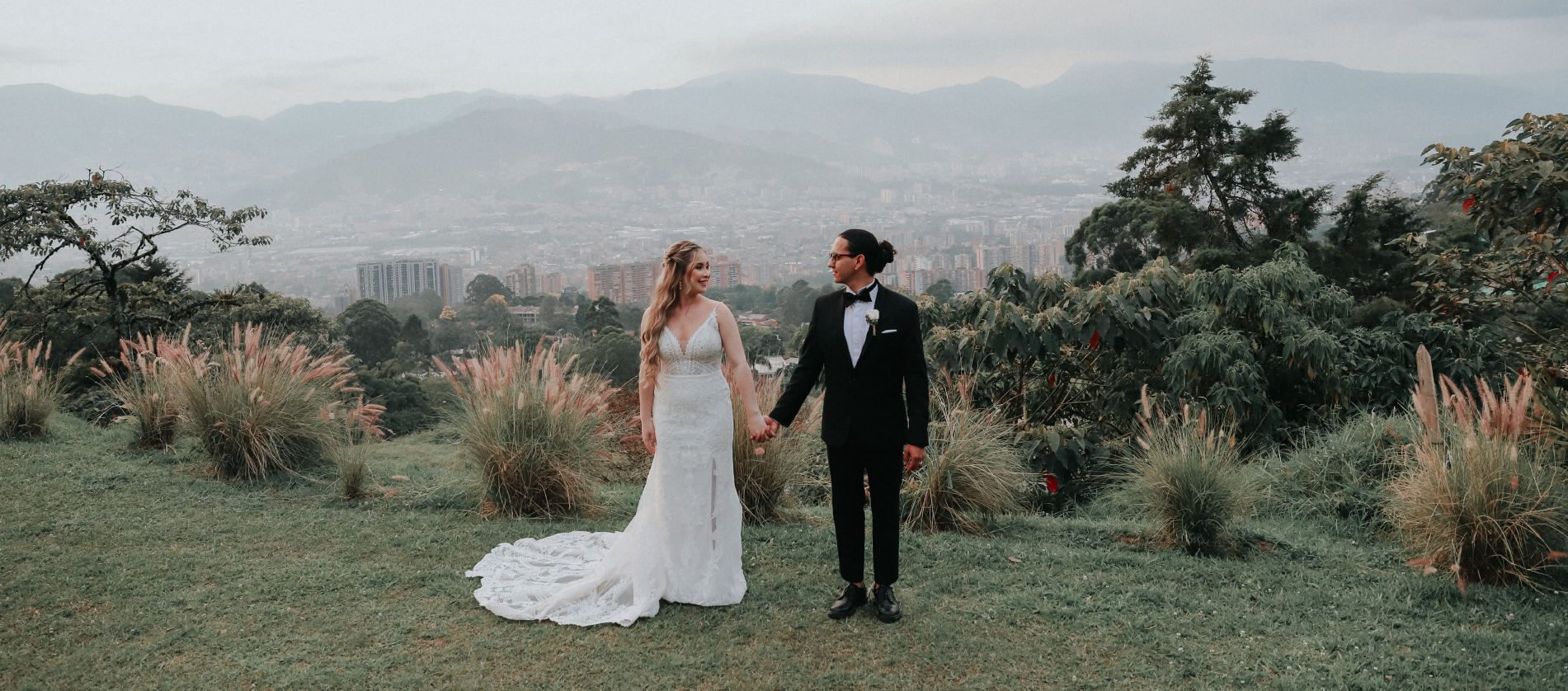 Novios con vista panorámica de Medellín | Wink Eventos