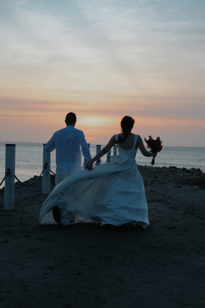 Novios en su boda frente al mar | Wink Eventos