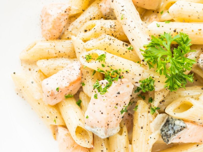 Penne carbonara pasta with salmon Estilo culinario | Wink Eventos